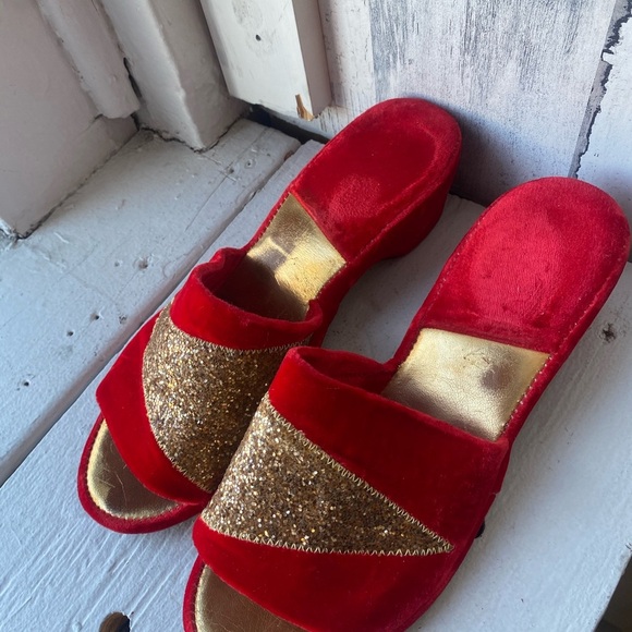 50s/60s Vintage red and gold “Nite Aires” slippers size 6 sku 4013 - Picture 2 of 6